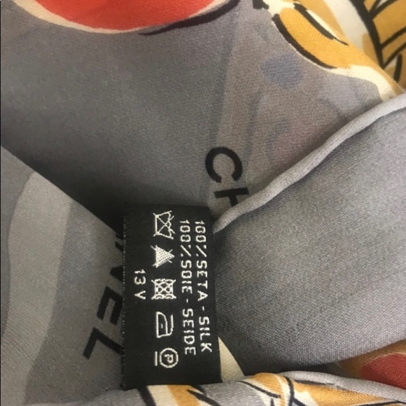 Chanel Scarf in pure silk, Large light grey CC center logo 90cm X 90cm - Picture 6 of 12